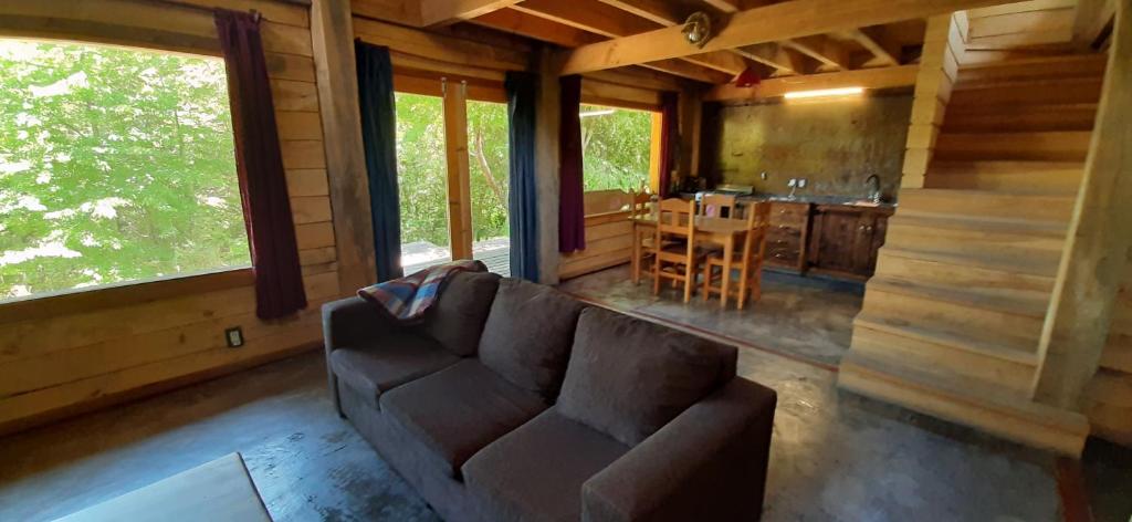 Et opholdsområde på Hermosa cabaña en bosque nativo