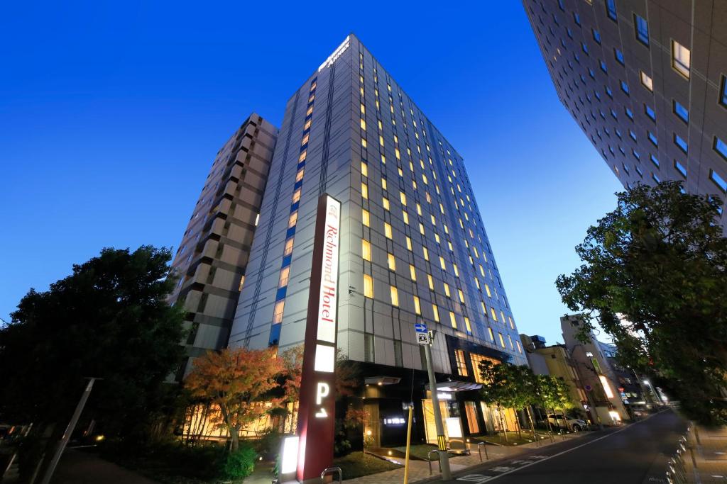 a tall building on the side of a street at Richmond Hotel Utsunomiya-ekimae Annex in Utsunomiya
