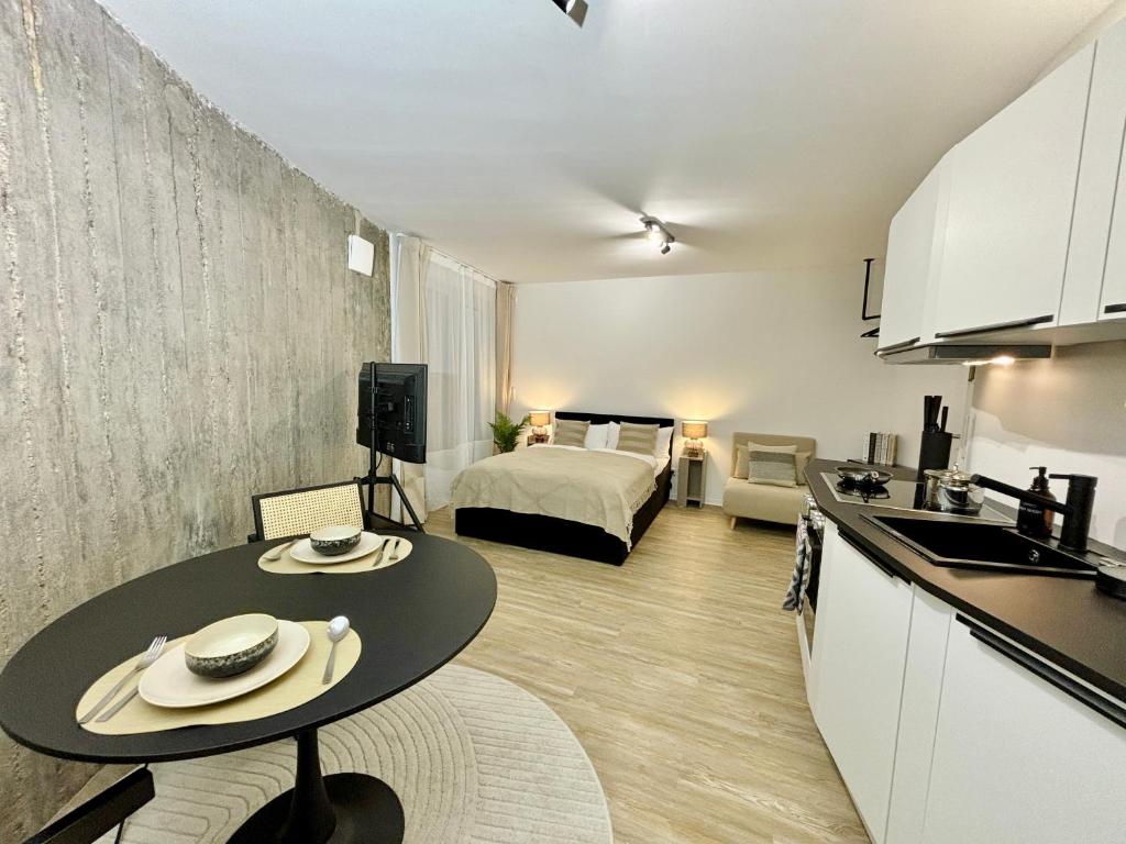 cocina y sala de estar con 1 cama en una habitación en Bunker-Studio Zentral Business Messe en Essen