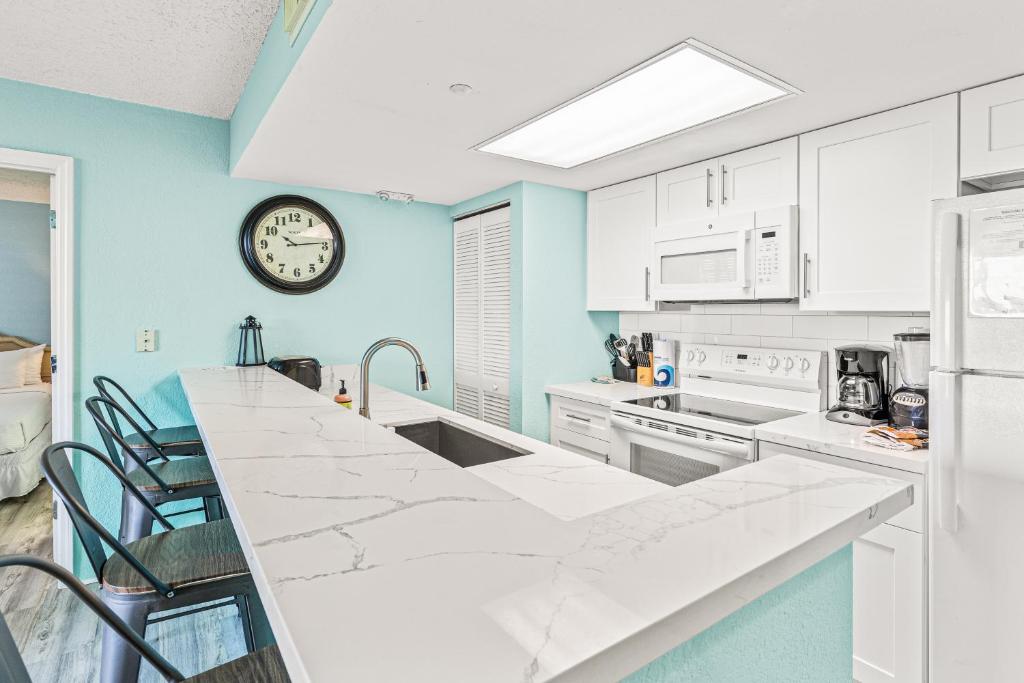 Kuchyň nebo kuchyňský kout v ubytování Sunrise Suites Barbados Suite #204