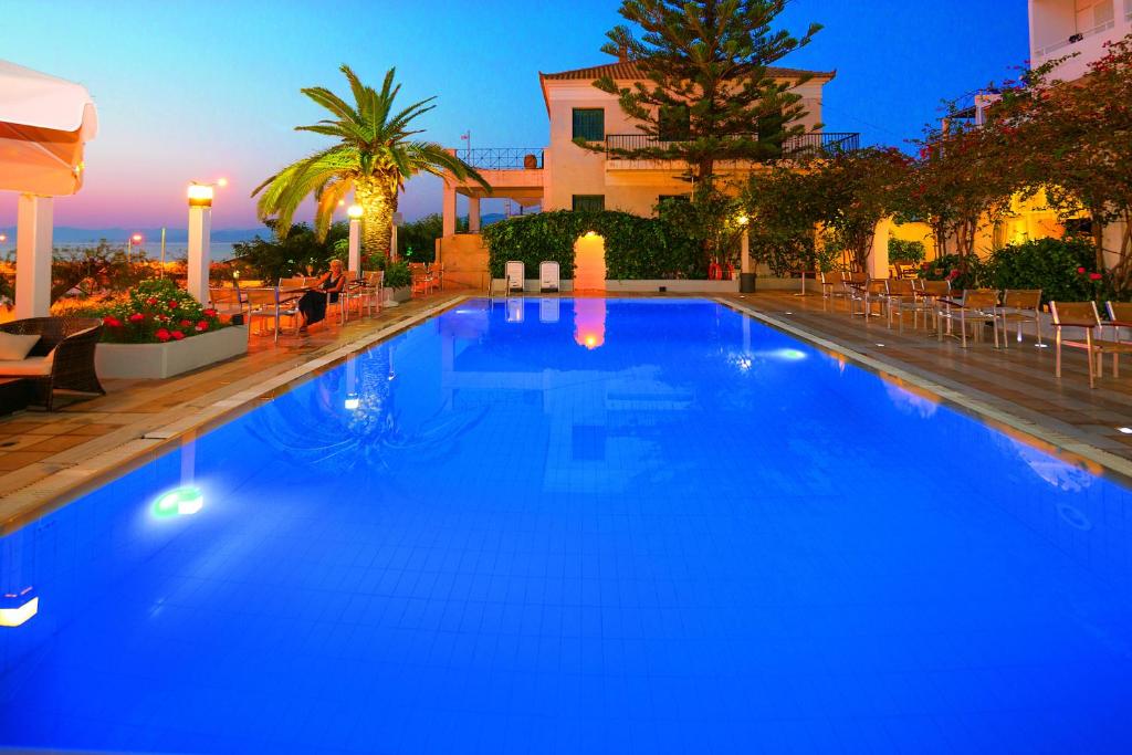 Bazén v ubytování Kyparissia Beach Hotel nebo v jeho okolí