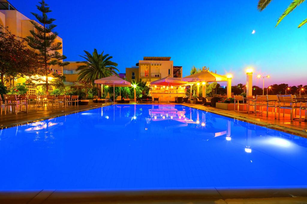 Bazén v ubytování Kyparissia Beach Hotel nebo v jeho okolí