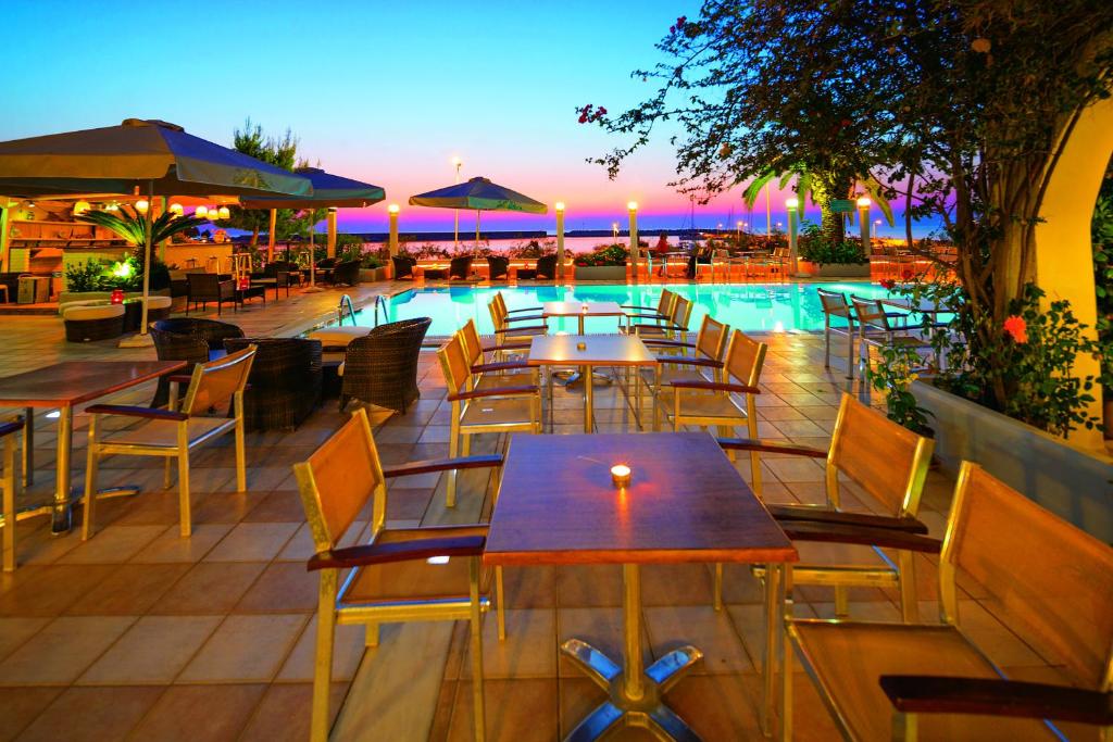 Bazén v ubytování Kyparissia Beach Hotel nebo v jeho okolí