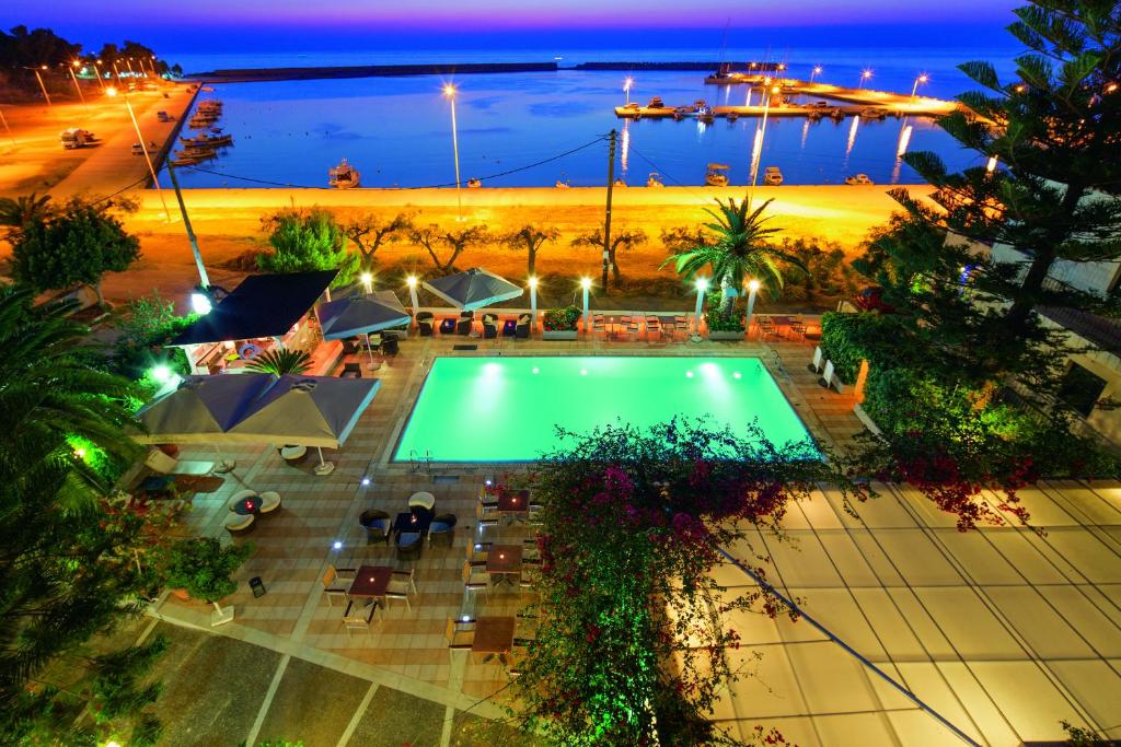 Bazén v ubytování Kyparissia Beach Hotel nebo v jeho okolí