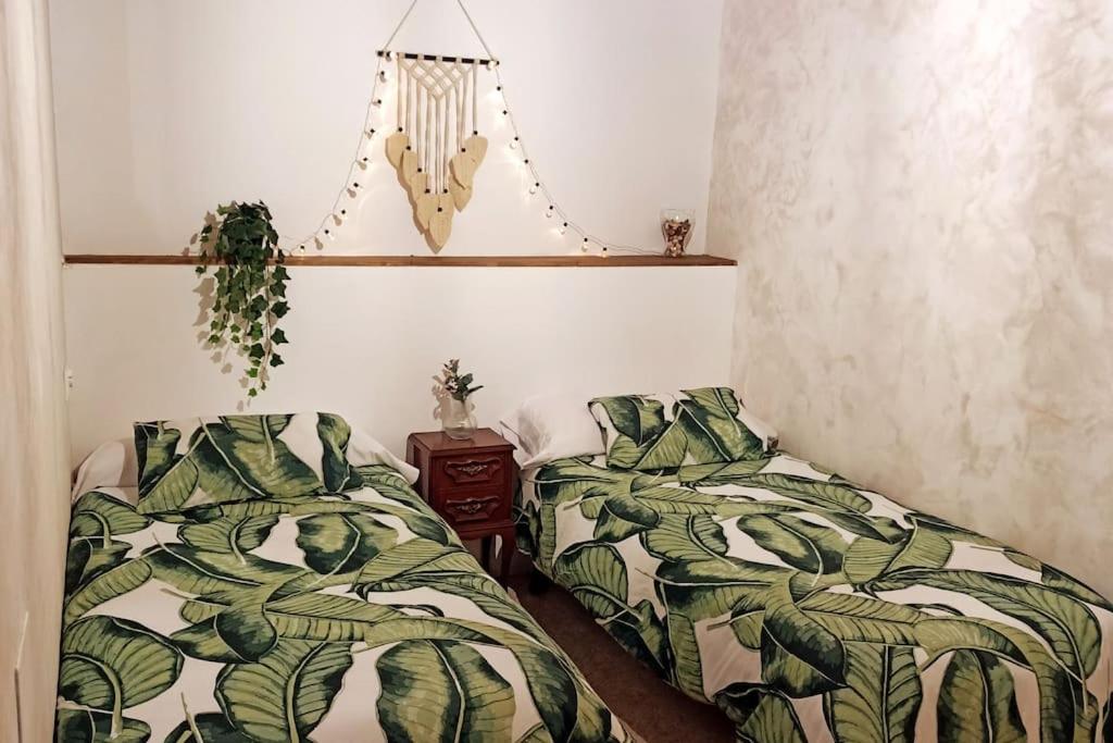 dos camas sentadas una al lado de la otra en un dormitorio en A casa do Porto, en Valdoviño