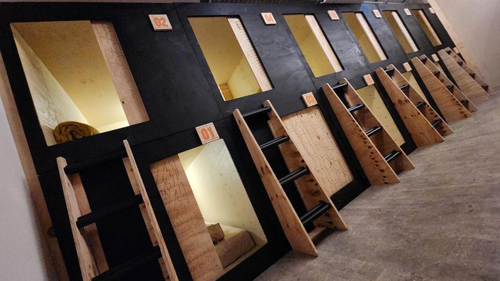 eine Reihe von Holztüren in einem Zimmer in der Unterkunft Komo Pod Hotel in London
