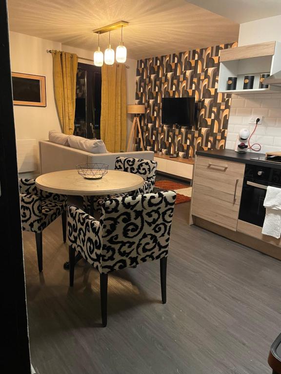 cocina y mesa y sillas en una habitación en Appartement t2 foirail étage, en Espalion