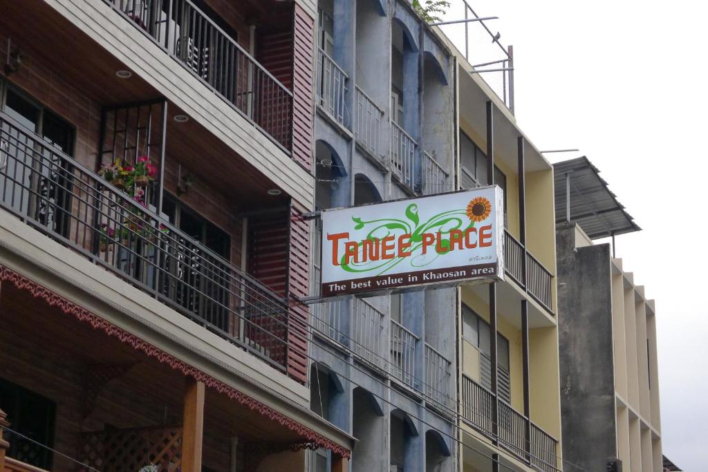 ein Schild an der Seite eines Gebäudes in der Unterkunft Tanee Place in Bangkok