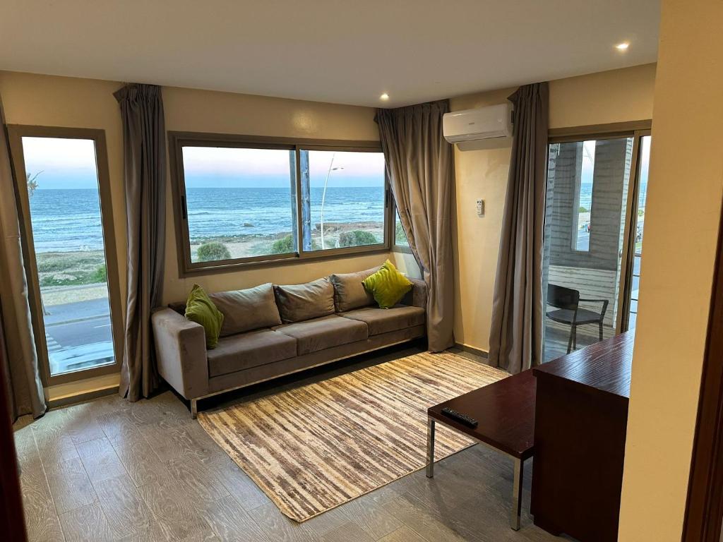 傑迪代的住宿－Oceana Mazagan Suites Hotel，带沙发的客厅,享有海景