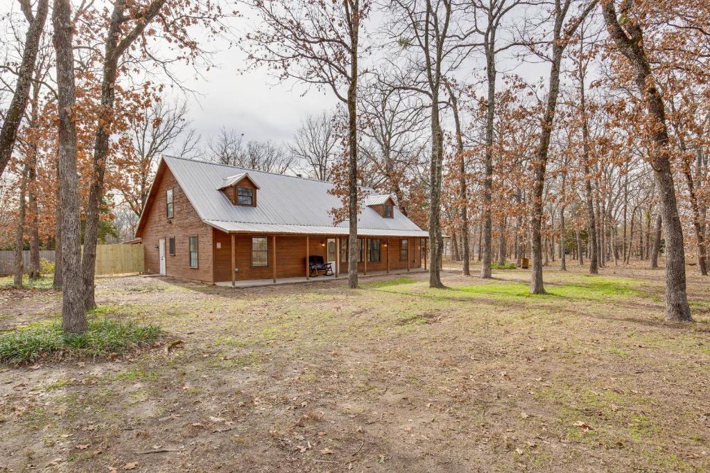Yantis Home with Hot Tub Near Lake Fork Fishing!, Yantis (updated
