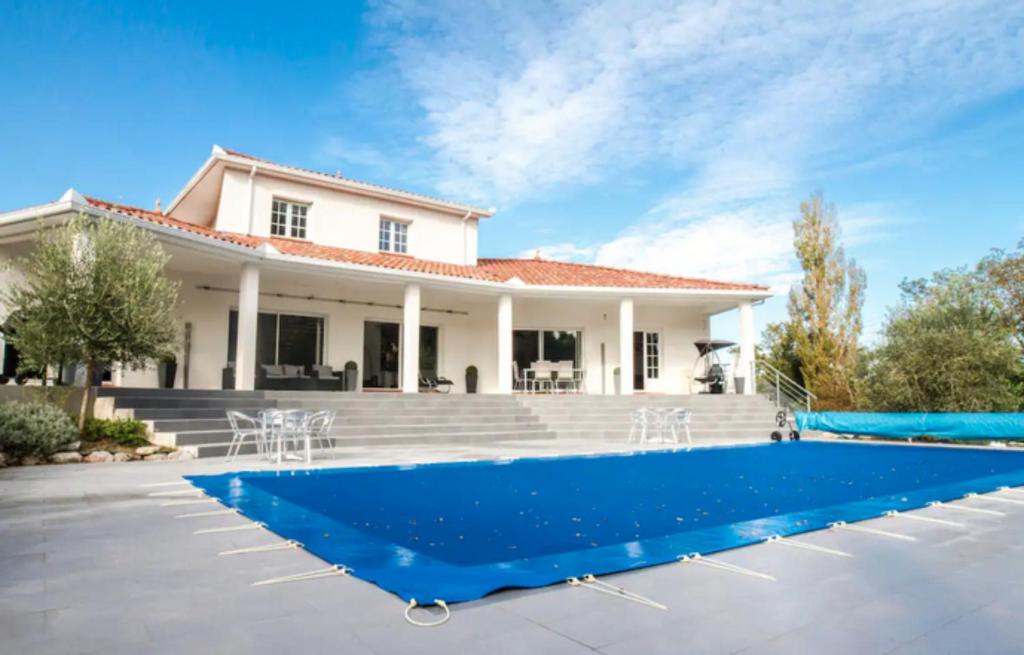 ein Pool vor einem Haus in der Unterkunft Villa de la Jonquiere, piscine in Lapeyrouse-Fossat