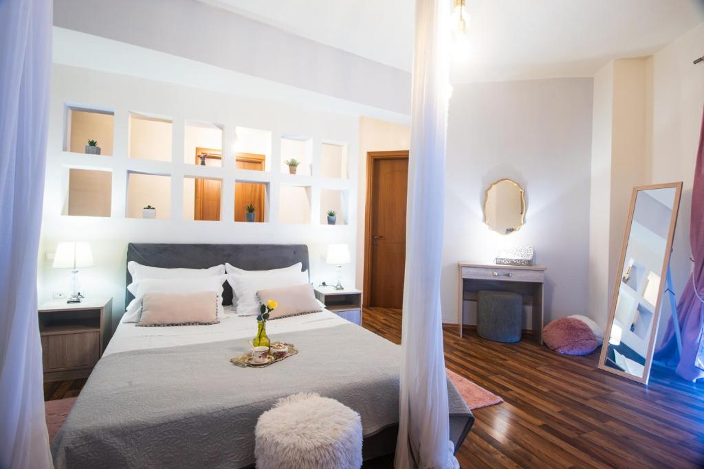 een slaapkamer met een bed met een tafel en een spiegel bij Villa Marena with extraordinary views in Agios Nikolaos