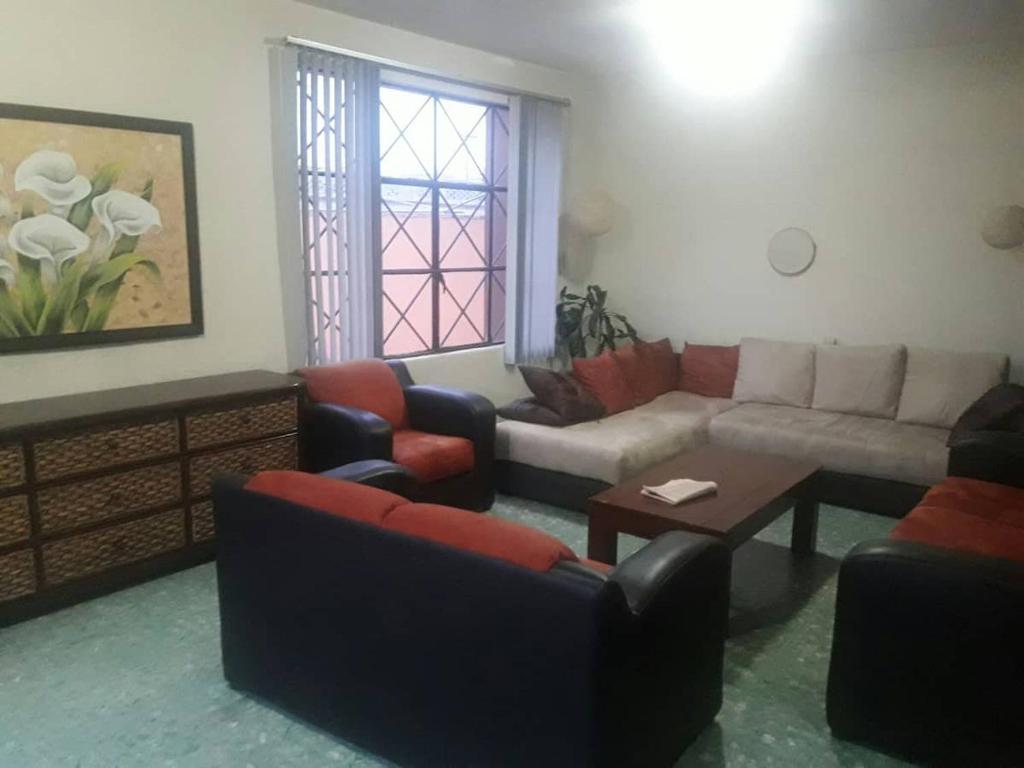 a living room with a couch and chairs and a table at Foro sol autódromo aeropuerto in Mexico City