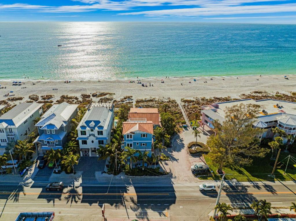 een luchtzicht op een resort en het strand bij The Blue Horizon in Bradenton Beach