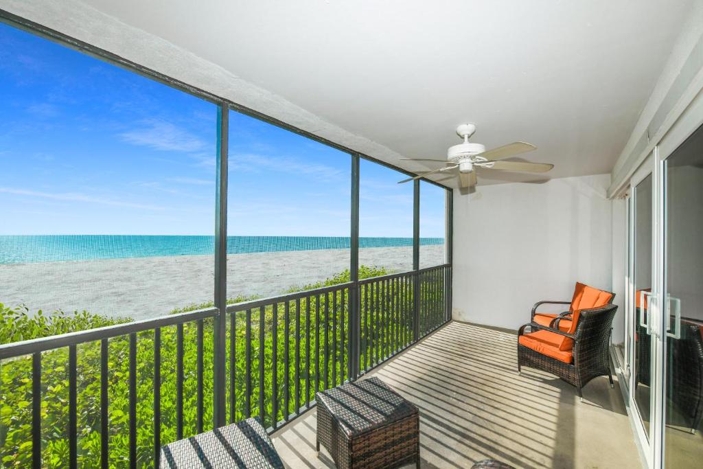 einen Balkon mit Meerblick in der Unterkunft Sunset Terrace 104 in Bradenton Beach