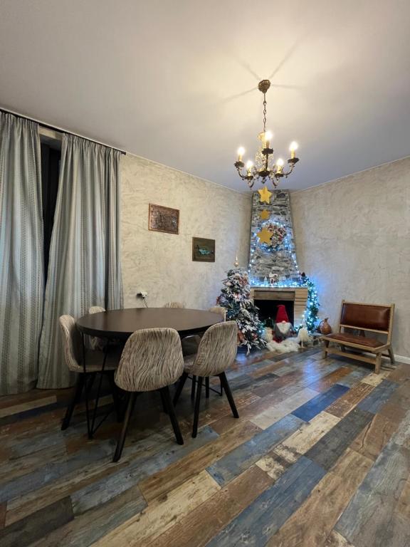 uma sala de jantar com uma mesa e uma árvore de Natal em Old Tbilisi em Tbilisi