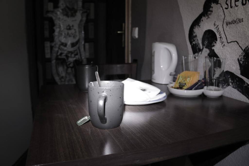 eine Tasse mit einem Strohhalm auf einem Tisch in der Unterkunft Stadtoase im Herzen Berlins in Berlin