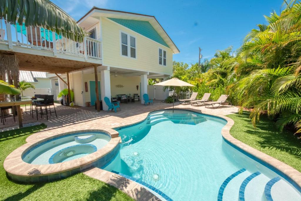 uma piscina em frente a uma casa em Lobster Key em Cortez