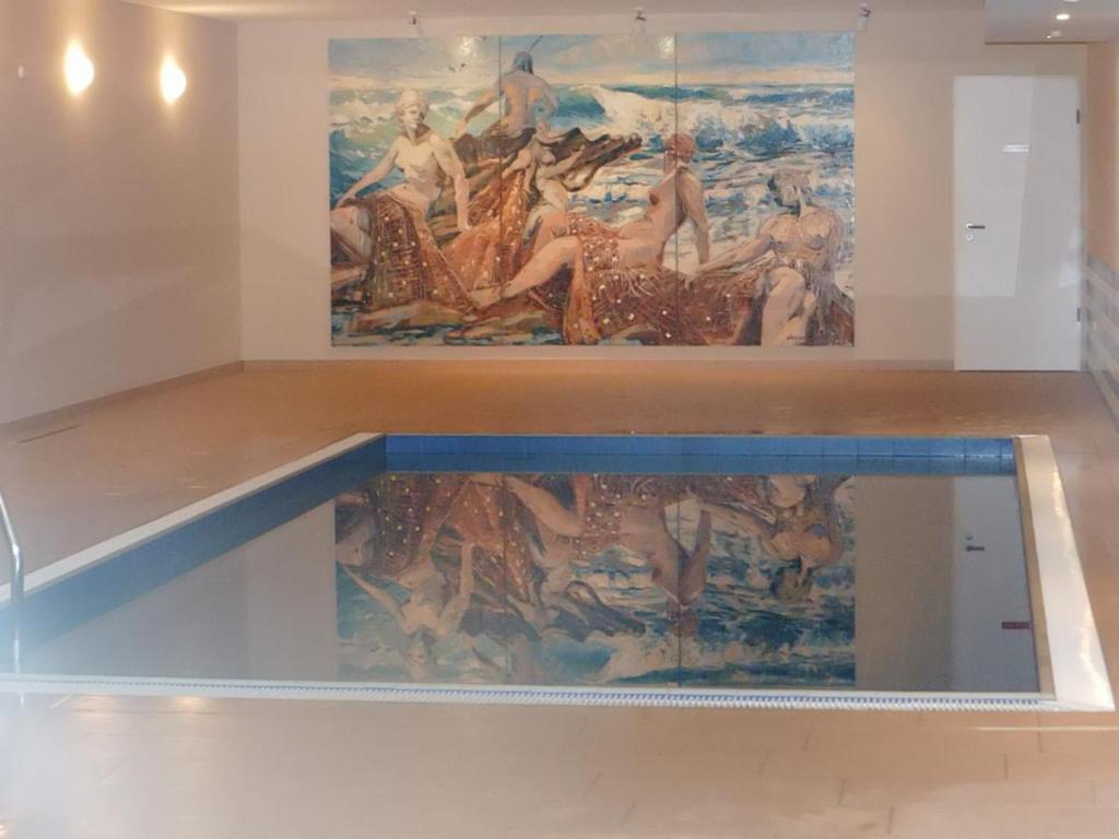 una gran pintura en la pared en un museo en Komfortable Fewo - modern, strandnah, Balkon, mit Wellnessbereich, en Baabe
