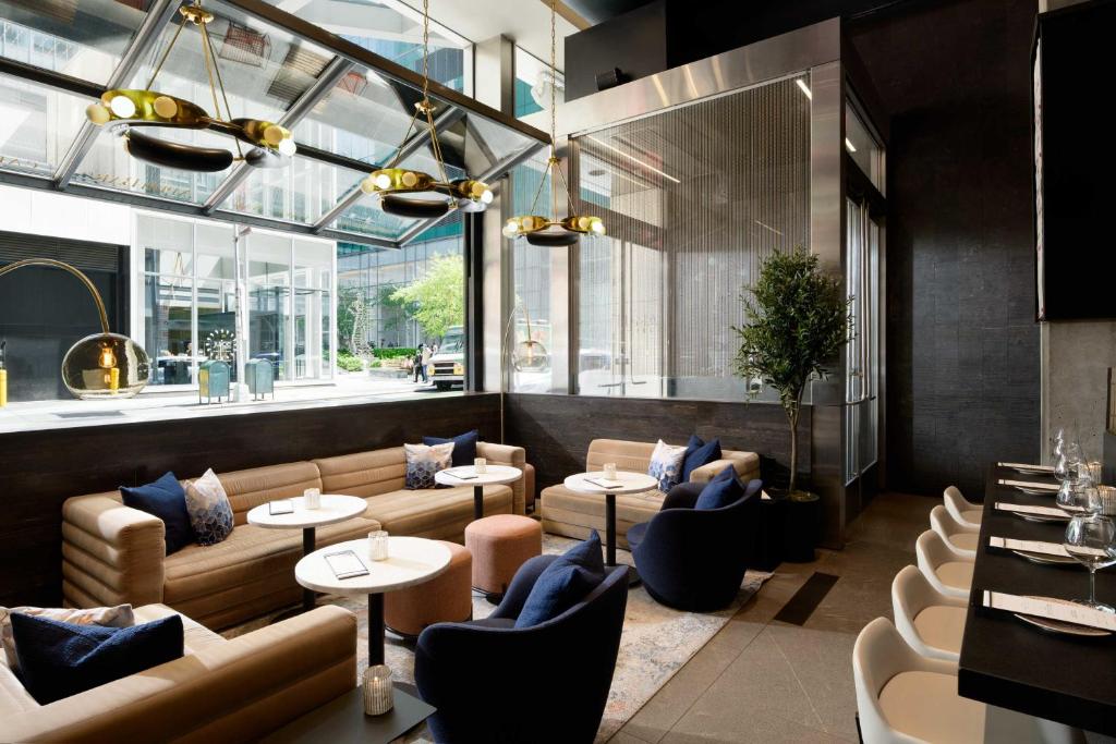 Uma área de estar em LUMA Hotel - Times Square