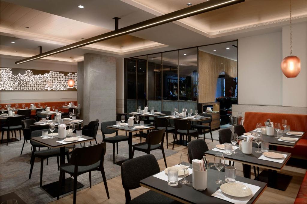 Um restaurante ou outro lugar para comer em LUMA Hotel - Times Square