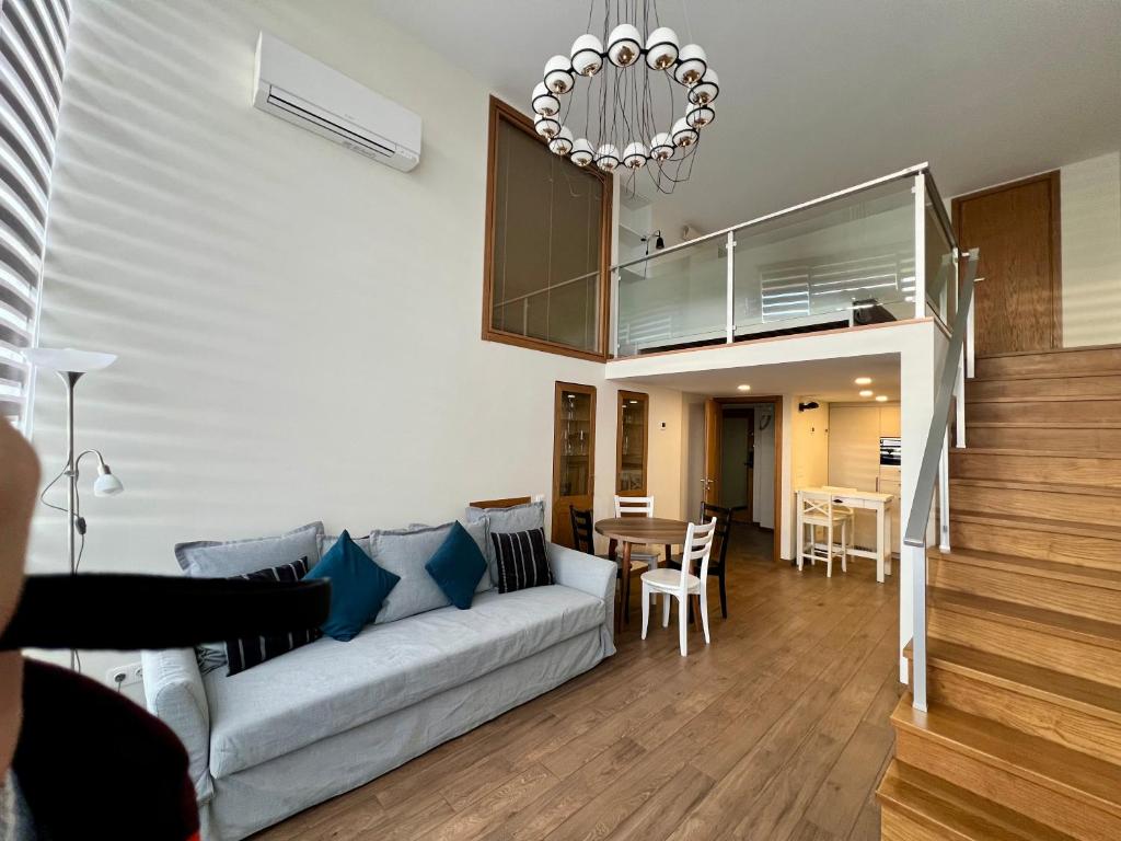 uma sala de estar com um sofá e uma sala de jantar em Orbi Residence Batumi em Batumi