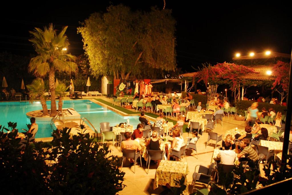 Bazén v ubytování Titan Club Hotel Ultra All Inclusive nebo v jeho okolí