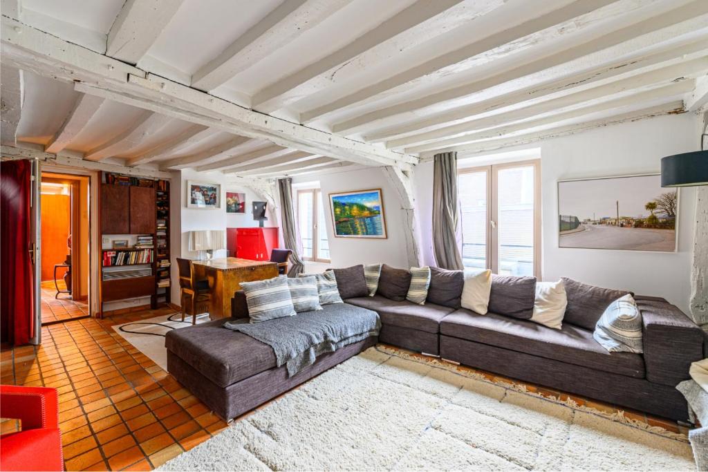 un salon avec un canapé et une table dans l'établissement Appartement Sauval - Welkeys, à Paris