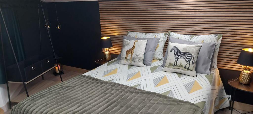 Un dormitorio con una cama con almohadas. en Stone House Premium Suite, en Porriño