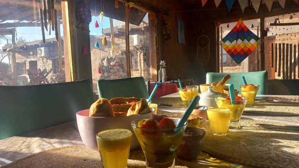 een tafel met een kom eten en drinken erop bij Hostal Sisabel in Tinogasta