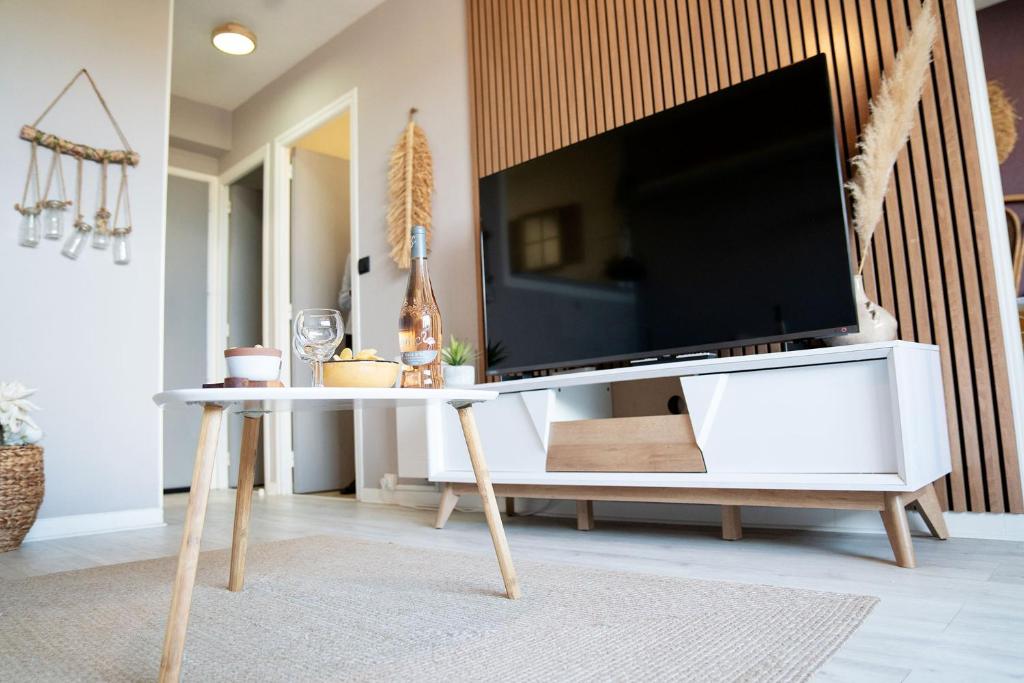 TV a/nebo společenská místnost v ubytování La Canopée Cosy à Carnon Plage