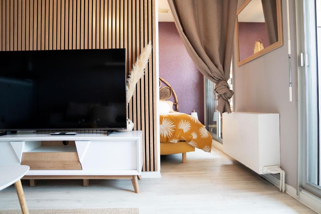 TV a/nebo společenská místnost v ubytování La Canopée Cosy à Carnon Plage
