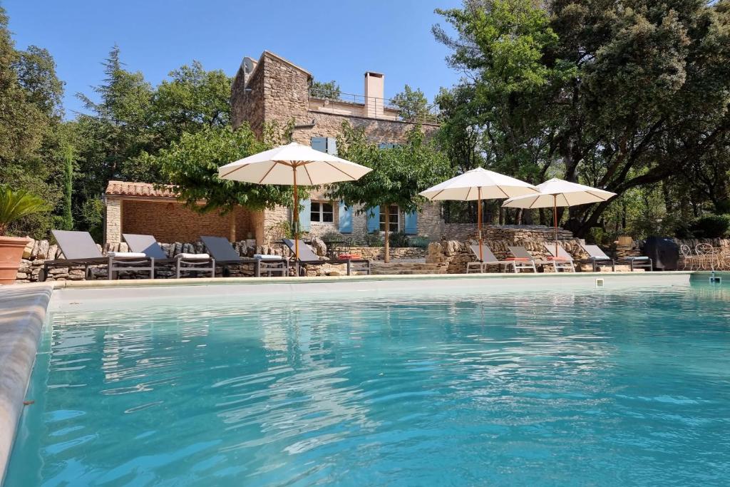 Charming stone house with large pool Luberon