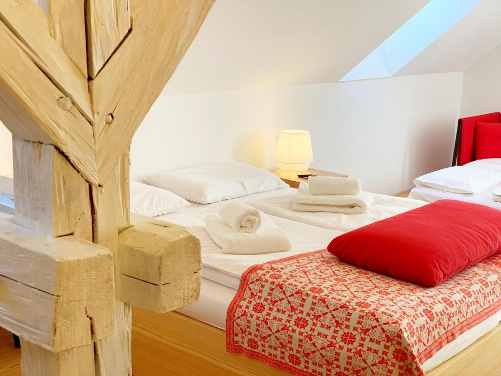 Postel nebo postele na pokoji v ubytování Pr'Gavedarjo Eco Heritage B&B