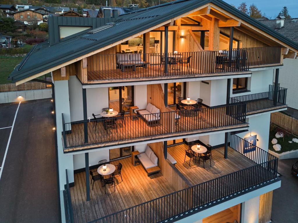 eine Luftansicht eines Hauses mit einer Terrasse in der Unterkunft Wolf & Schaf Apartments in St. Wolfgang