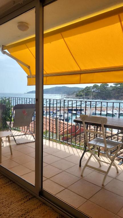 una mesa y sillas en un balcón con vistas al océano en luxury apartment in front of the sea, en Llafranc