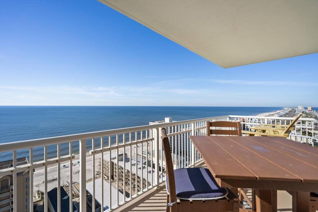 einen Balkon mit einem Tisch, Stühlen und Meerblick in der Unterkunft Crystal Tower By Liquid Life in Gulf Shores