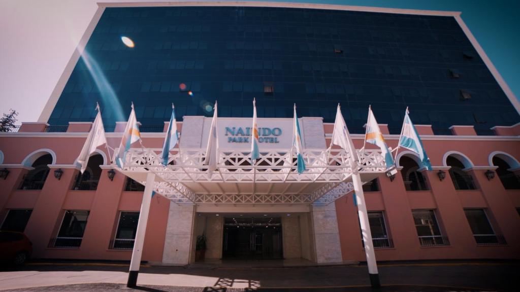 un gran edificio con un cartel en la parte delantera en Naindo Park Hotel en La Rioja