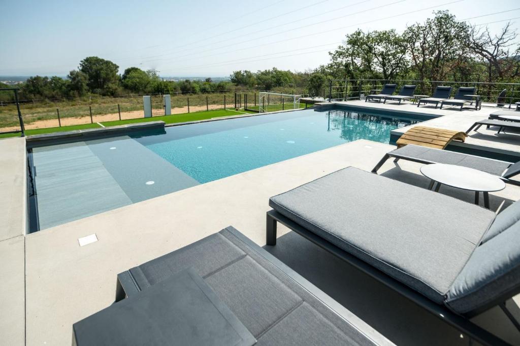 Bazén v ubytování Mas Sureda - Evasion luxueuse avec vue panoramique nebo v jeho okolí