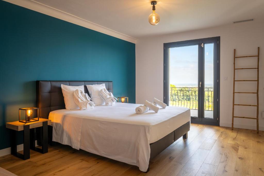 Postel nebo postele na pokoji v ubytování Mas Sureda - Evasion luxueuse avec vue panoramique