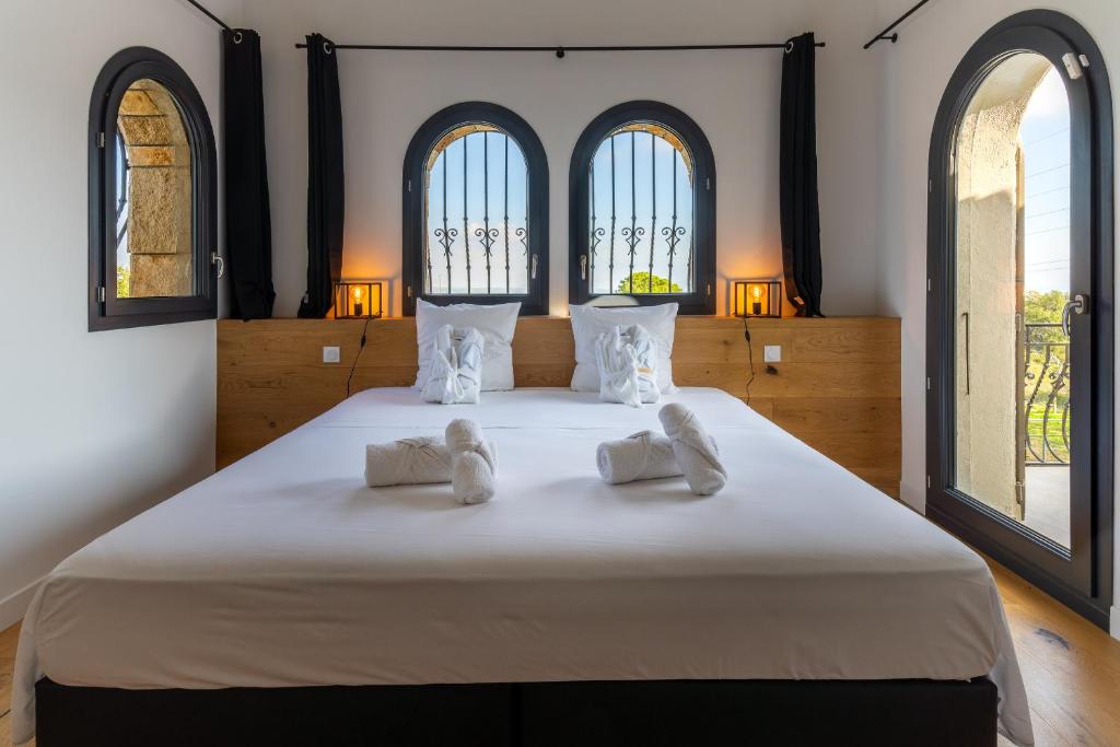 Postel nebo postele na pokoji v ubytování Mas Sureda - Evasion luxueuse avec vue panoramique