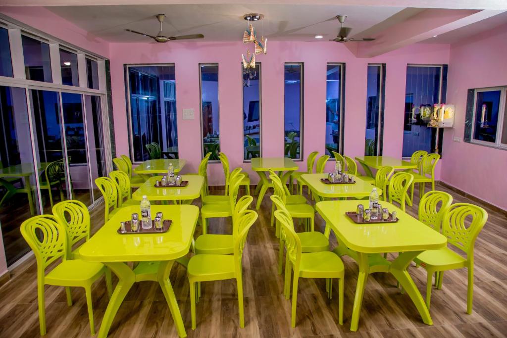 Restaurace v ubytování Oxygen Resort, Akshi