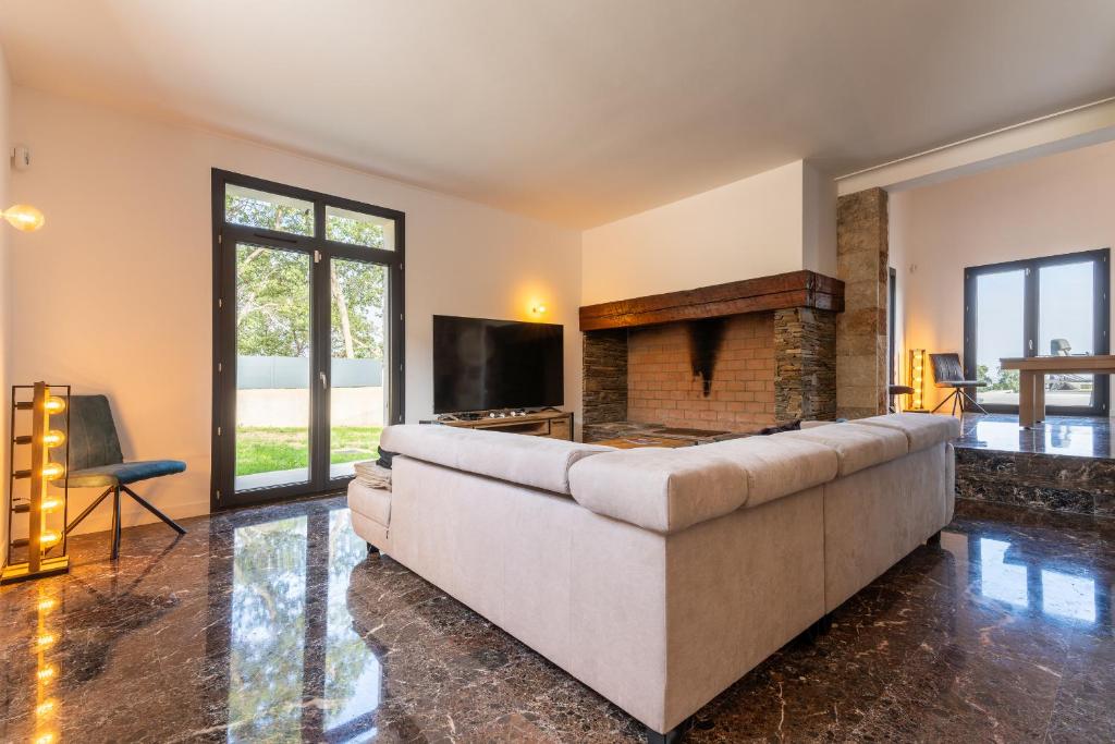 TV a/nebo společenská místnost v ubytování Mas Sureda - Evasion luxueuse avec vue panoramique