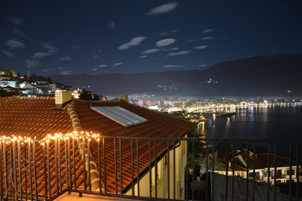 uitzicht op een stad 's nachts met verlichting bij Miryana Guest House in Ohrid