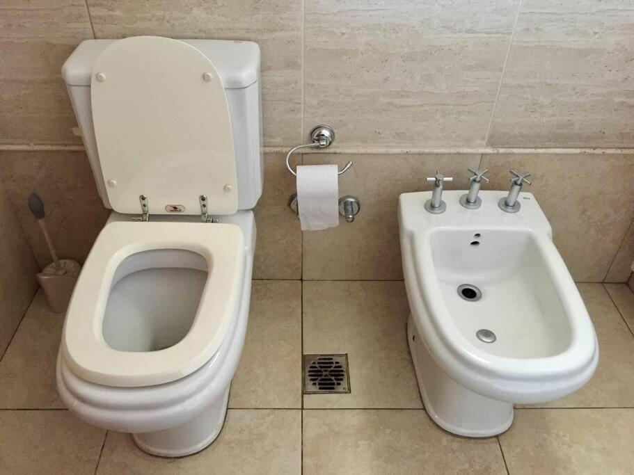 a bathroom with a toilet and a bidet at Departament de categoría excelente ubicación in Mendoza