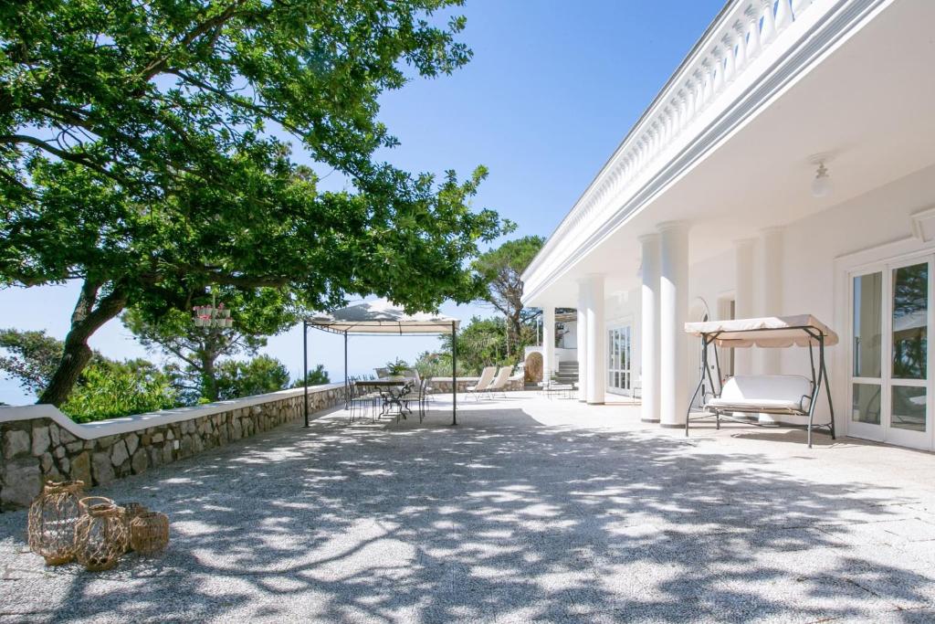 un portico vuoto di una casa bianca con un albero di Luxury Family Amalfi Coast Villa a Piano di Sorrento