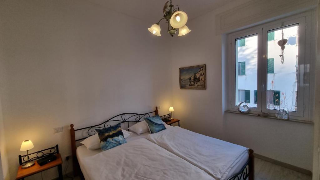 1 dormitorio con cama y ventana en apartamento "il sole", 2 Balkone, Arbeitsplatz, WIFI en Penne