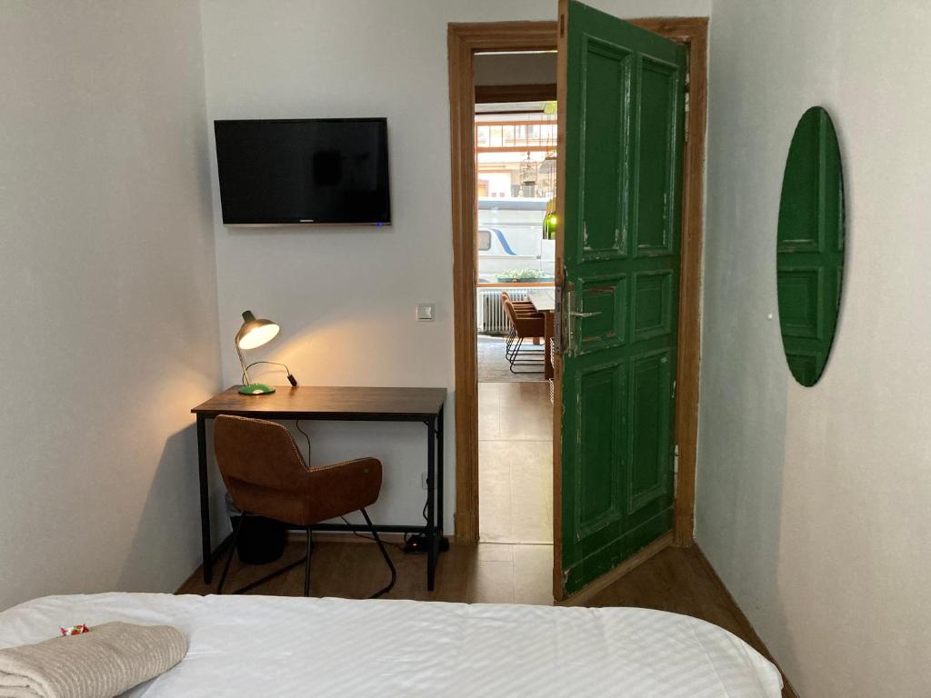 Postel nebo postele na pokoji v ubytování Minimal Hostel No 41