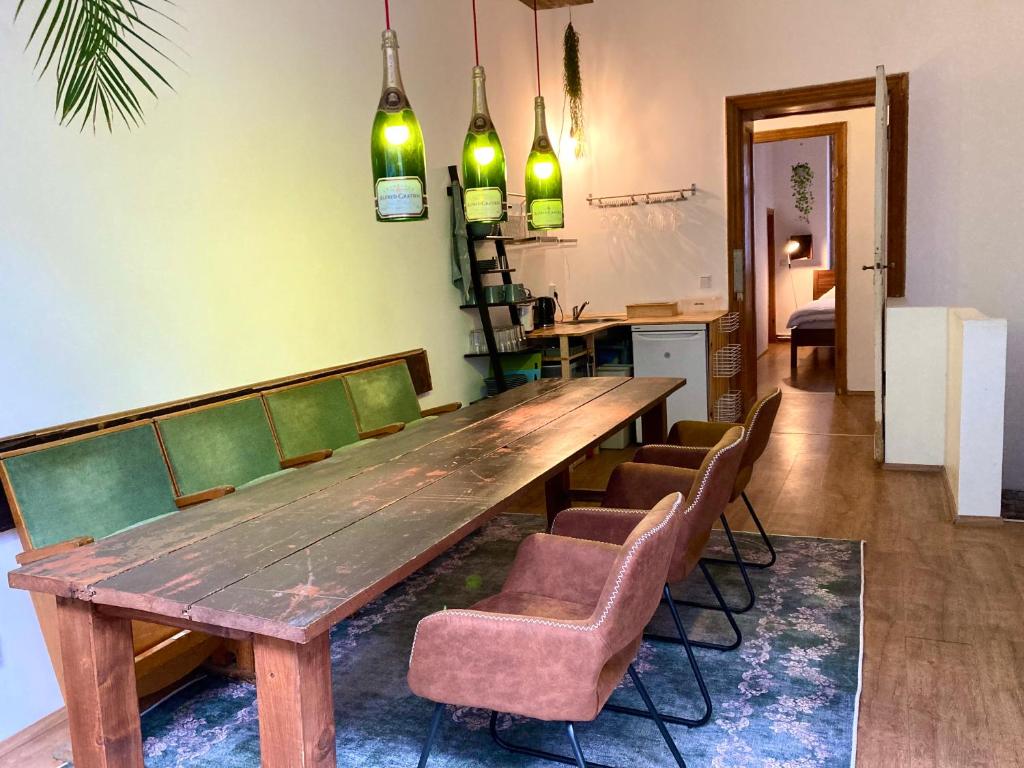Minimal Hostel No 41 في برلين: طاولة وكراسي خشبية في الغرفة