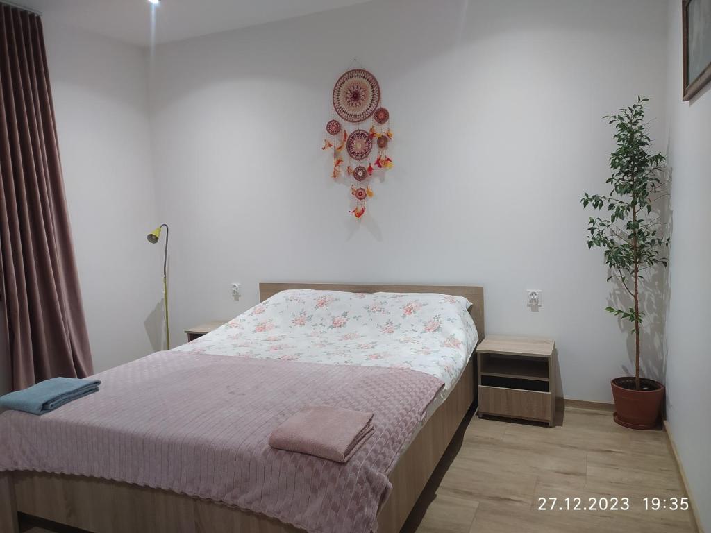 Postel nebo postele na pokoji v ubytování Dolistówka Apartamenty, pole namiotowe, balia z jacuzzi, ogród warzywny dla gości, plac zabaw dla dzieci